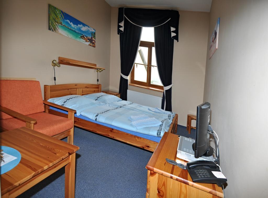 Hotel U Radnice Лоуни Екстериор снимка