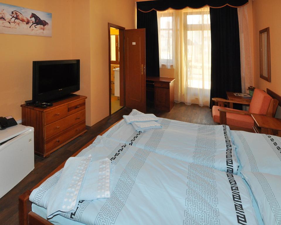 Hotel U Radnice Лоуни Екстериор снимка