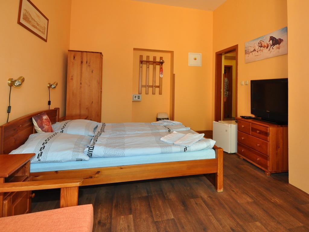 Hotel U Radnice Лоуни Екстериор снимка