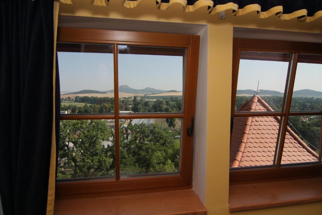 Hotel U Radnice Лоуни Екстериор снимка