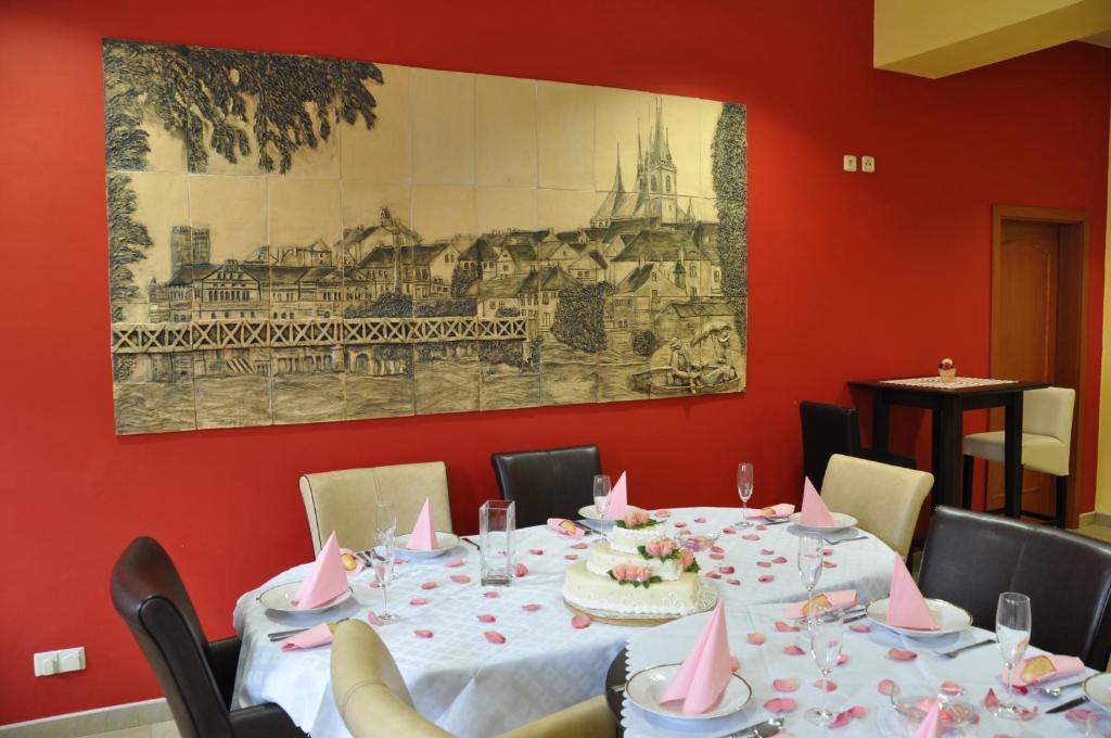 Hotel U Radnice Лоуни Екстериор снимка