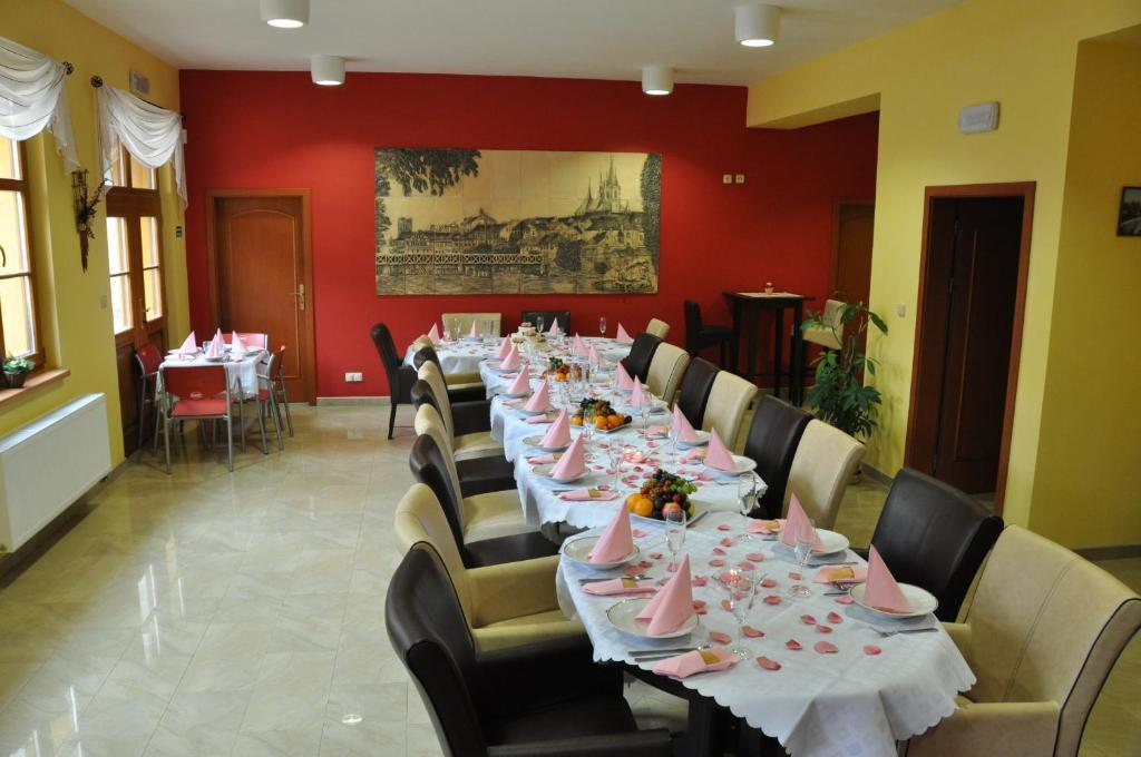 Hotel U Radnice Лоуни Екстериор снимка